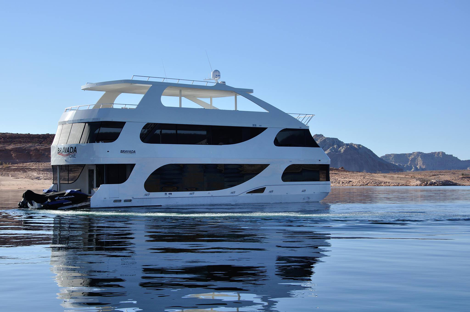 Bravada Yachts - Luxury Lake Houseboats