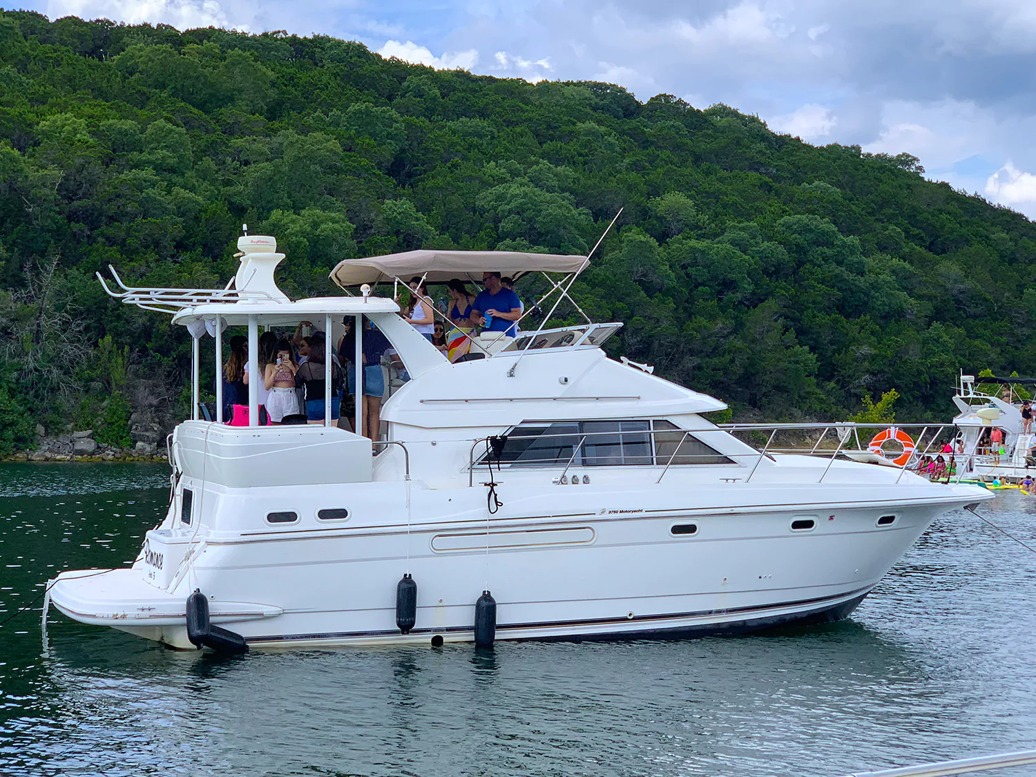 Lake Travis Yacht Rentals - Goldeneye 